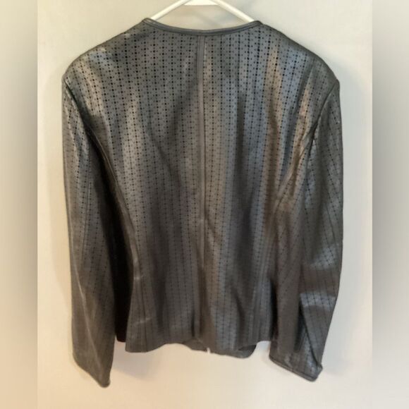 VALERIE STEVENS SIZE LARGE BLACK PERFORATED LEATHER ZIP COLLARLESS JACKET - Picture 3 of 8